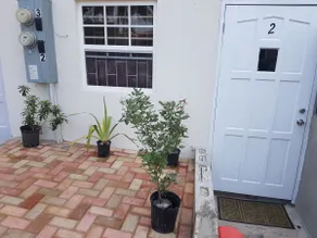 Cozy Retreat near Beach-2 Bd, Free Parking & WiFi - Image 3