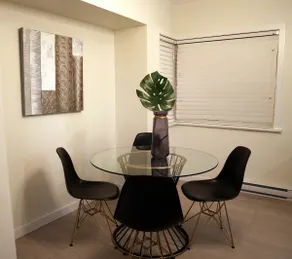 Spacious Living at Queen Elizabeth \Oakridge Park - Image 4