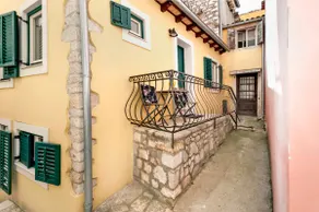 Yellow House - Duplex 1bed Apartment - Image 2