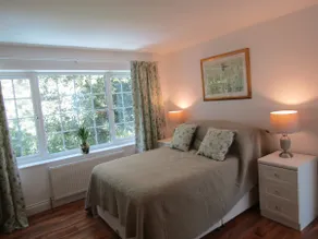 Lovely Spacious Cottage Near The Coast - Image 3