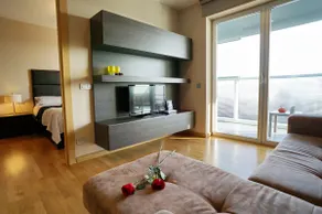 Apartment in front of Fira Gran Via - Image 2