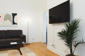 Modern Artistic Apartment minutes from Downtown - Image 5