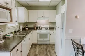 Bay Breeze Apartment across from Waterfront - Image 4