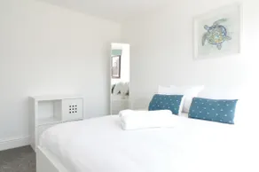 The Osprey - Comfortable 3-Bedroom Stay for Business or Leisure - Image 3