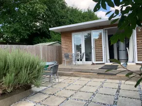 Centrally located St Albans Garden Cottage - Image 3