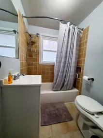 Cozy Escape, W/Hot Tub & Large Yard, Near the Lake - Image 2