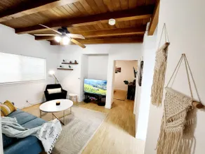 Chic one bedroom unit with private backyard. - Image 3