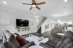 NEW Comfy, spacious, Modern - Image 4