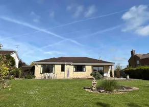 Spacious bungalow with large private garden - Image 2