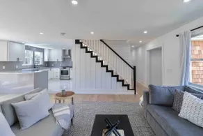 Spacious Modern 5BR • Close to Town & Beach - Image 2