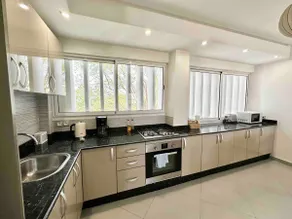 Large Central Apt, 10 Mins to Beach & attractions - Image 4