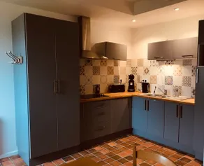 Adorable guest house with parking. - Image 3