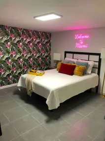 Miami Themed Private Studio w/ WiFi and Parking - Image 4