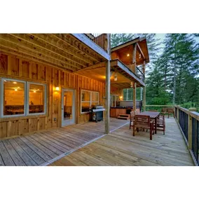 Amazing cabin mins to downtown; sleeps 10 - Image 4