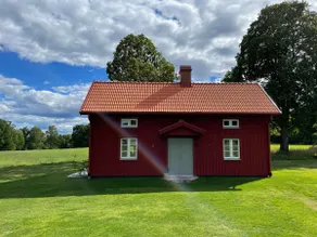 Newly renovated house with lake location! - Image 2