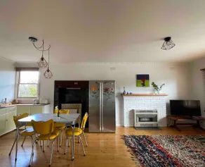 Cute House, Big Garden in the Heart of Daylesford - Image 2