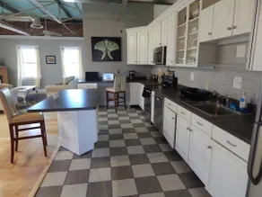 Deluxe corner apartment with riverfront views close to dining and downtown - Image 3