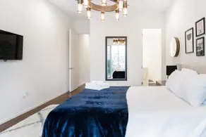 Open Concept Knox Henderson Townhouse, Easy Access to City - Image 5