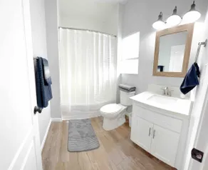 Modern gem w/ workspace +Wi-Fi + Self Check-In - Image 4
