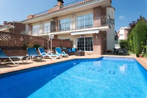 Large family house on the Barcelona coast with a pool - Image 1