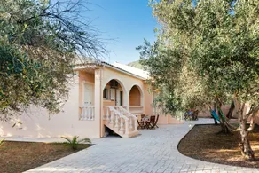 Villa with Private Access to the Beach - Image 5