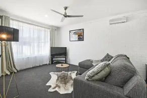 Stylish Apt | Walk to Sov Hill & Cafes | Parking - Image 2
