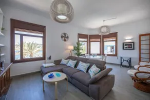 Beachfront Apartment with 3 Bedrooms - Image 4