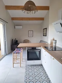 Downtown 2-bedroom house with small garden and air conditioning - Image 3