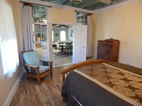 Deluxe corner apartment with riverfront views close to dining and downtown - Image 5