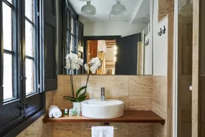 Fully equipped studio with kitchenette & bathroom - Image 3