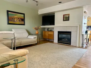 Centrally located townhouse in gated community - Image 2