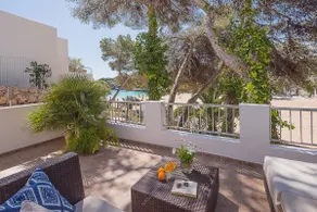 Fullrenoverad lyxbungalow på Cala Gran Beach. - Image 2