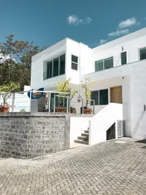 “VeleroHouse” Modern, spacious w/premium location - Image 2
