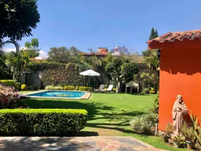 A private, one-story house with a pool and garden - Image 4