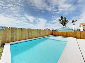 Private Pool! Blocks from beach with no stairs! - Image 2
