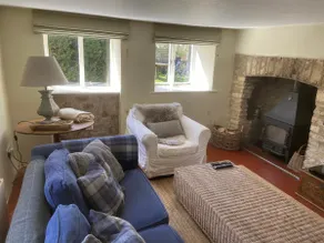 Beautiful Old Cotswold Cottage with shared pool - Image 2