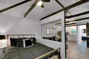 Le Bungalow noir et blanc est un studio moderne et rustique fraîchement rénové. - Image 4