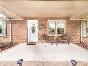 Charming Southern Home with Large Yard - Image 3
