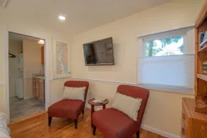 Calico Cottage Guest House, king bed, free parking - Image 5