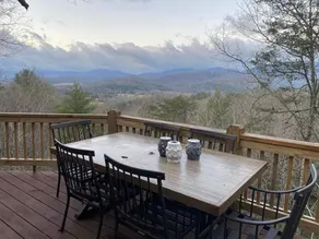 The Treehouse Mountain Cabin with hot tub - Image 3