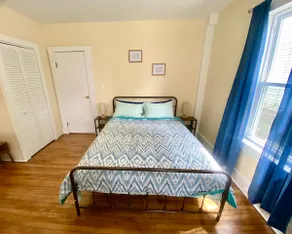 Cheerful 3-BR 2-full BR home close to Downtown - Image 5