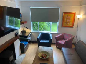 Five + beds in quiet Belfast suburb with parking - Image 2