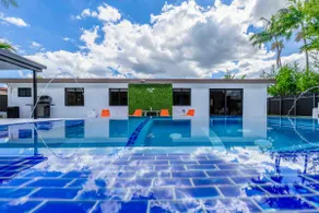 Encanto Luxury Home Miami W/Pool/BBQ/Golf/Pingpong - Image 2