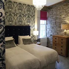 Royal Mile 2 bedroom 2 bathroom by Edinburgh Castle - Image 3