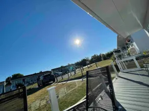 Cosy 2 Bedroom Lodge with onsite Pool - Image 2