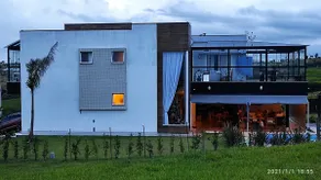 STUNNING HOUSE ON THE DAM - Image 2