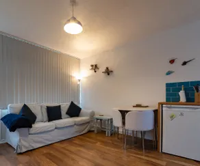 Chalet, Mumbles, 4 guests, parking, patio, no pets - Image 3