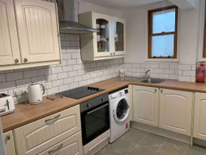 Bright Seaside Basement Apartment - Image 4