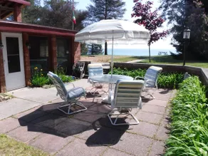 Lakefront Cedar Cottage - Large Yard, Max 8 People - Image 3