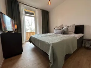 Wonderful living with pond view - Image 4